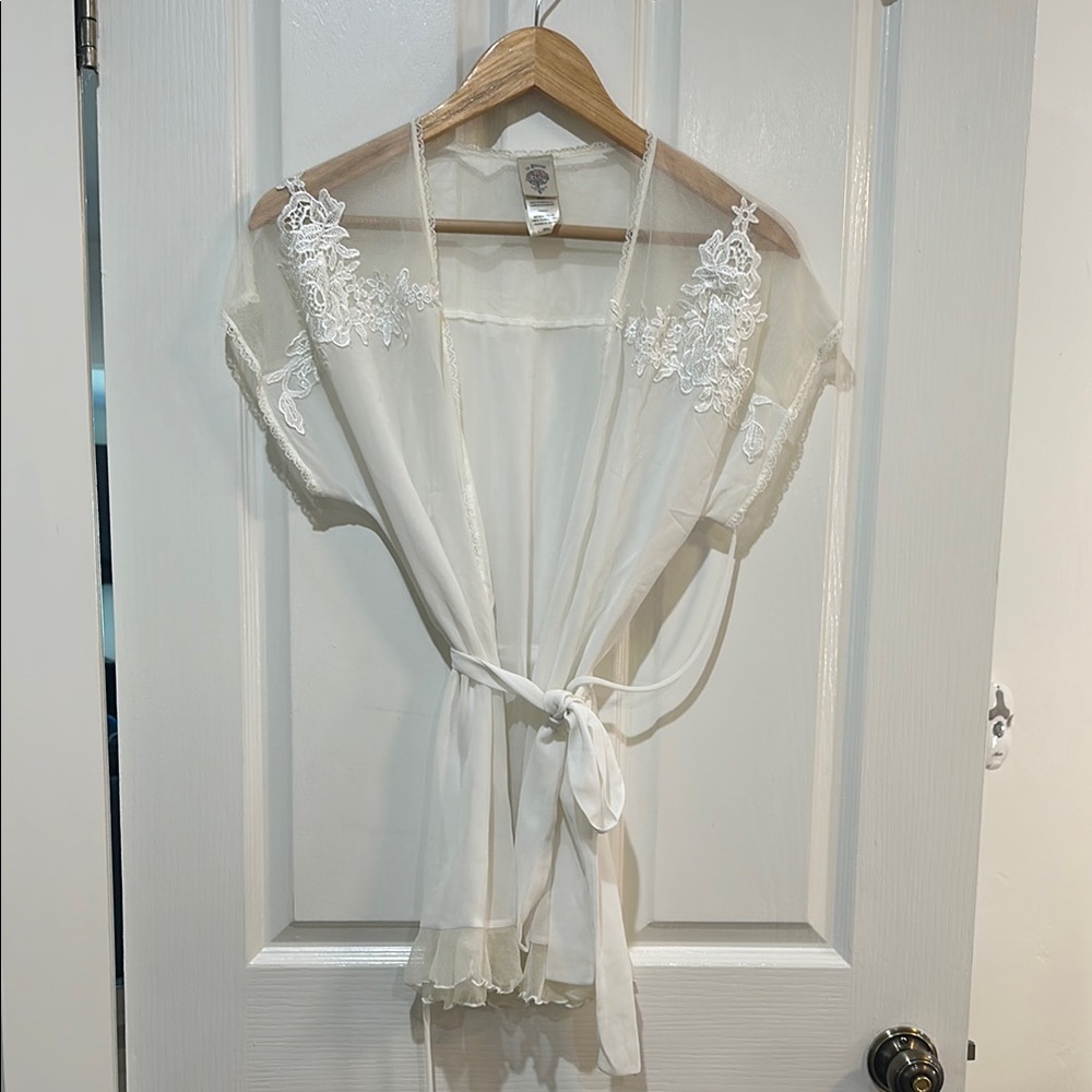 Elegant White Lace Trim Robe